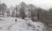 04 Mi infilo nel bosco per scollinare sulle baite del...